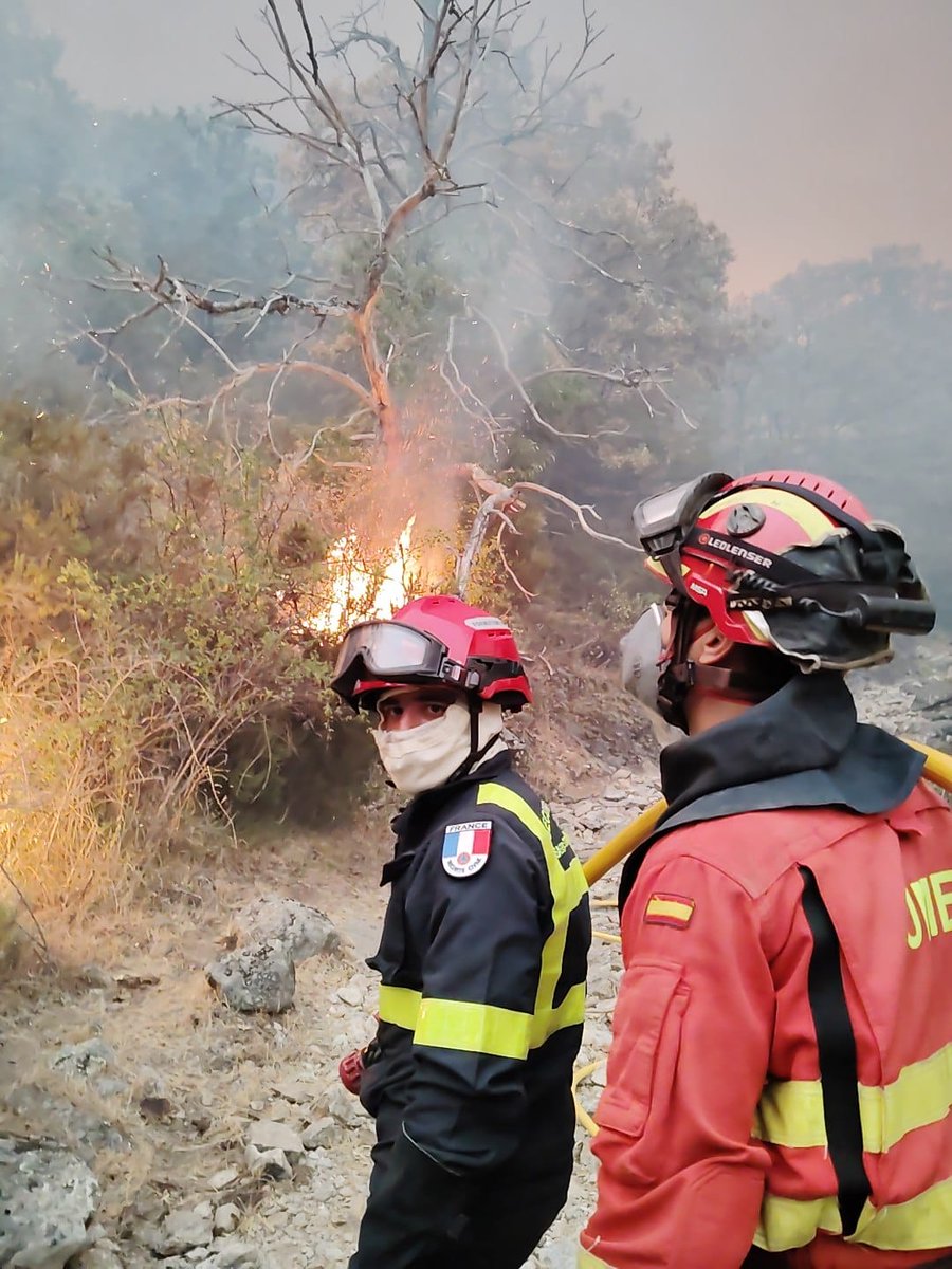 Defensagob's tweet image. La @UMEgob realiza misiones de apertura de línea de defensa y tendido de mangueras junto al 7e Régiment d’Instruction et d’Intervention de Sécurité Civile de Francia @riisc_7.

🇪🇸🤝🇫🇷 Ambas unidades colaboran en los incendios de Oencia y Porto, uniendo esfuerzos frente al fuego.