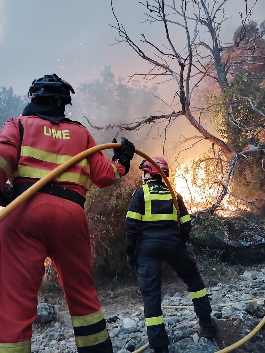 Defensagob's tweet image. La @UMEgob realiza misiones de apertura de línea de defensa y tendido de mangueras junto al 7e Régiment d’Instruction et d’Intervention de Sécurité Civile de Francia @riisc_7.

🇪🇸🤝🇫🇷 Ambas unidades colaboran en los incendios de Oencia y Porto, uniendo esfuerzos frente al fuego.