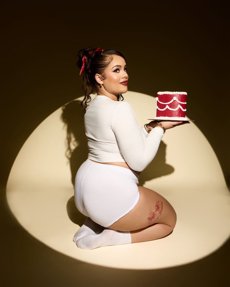 lilhomieshayy's tweet photo. happy 23 to me! 💋 #leoszn https://t.co/T3OBZg2pcI