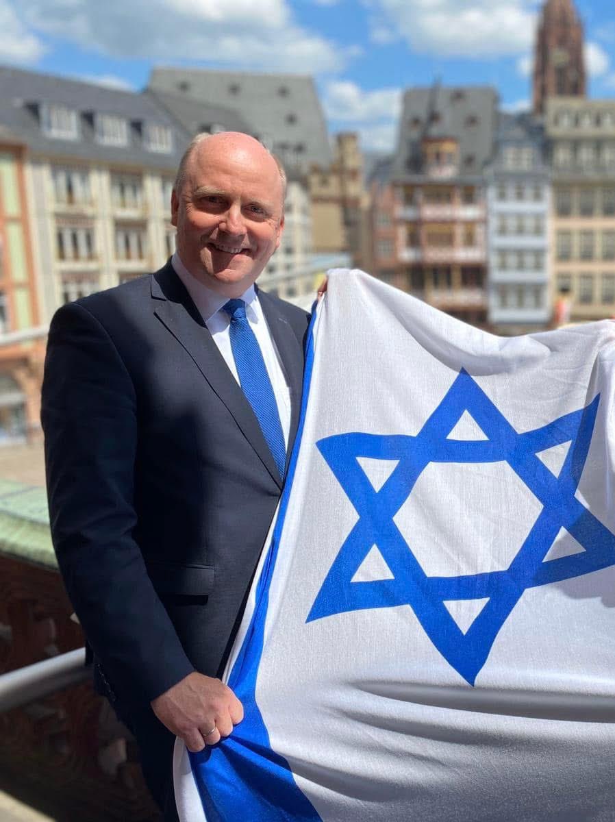 Antisemitische Großdemo der Israelhasser darf nicht in Frankfurt stattfinden
Es reicht! Für den 30. August haben israelfeindliche Extremisten, die bisher besonders in Berlin ihr Unwesen getrieben haben, zu einer antisemitischen Großdemonstration in Frankfurt aufgerufen. In ihren