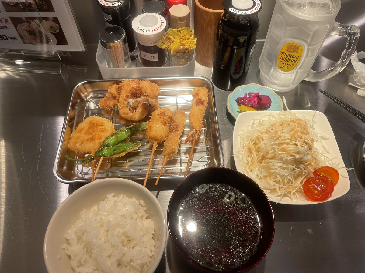 white654blue1's tweet photo. 今日の #大阪駅前ランチ は、#大阪駅前第2ビル B2Fに先週オープンした #串かつ七福神 で、盛り合わせ定食(若鳥、海老(orほたて)選択、うずら、牛、青とう、れんこん)¥980(税込)😋
柔らか若どり🎶
#和食 #PayPayOK https://t.co/jSOwnc4Jci