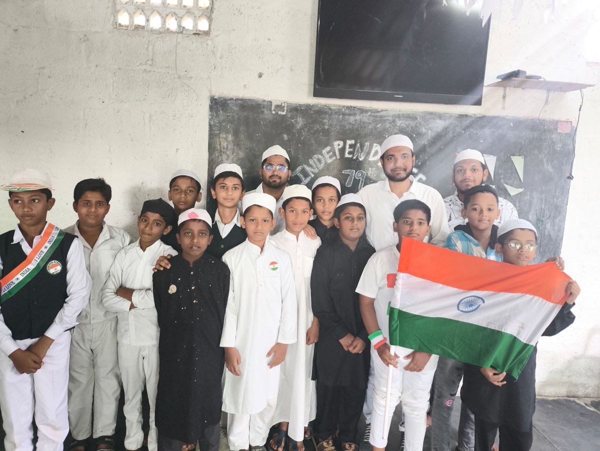 SIO_AP's tweet image. Zonal President Visit | Punganur 

Alhamdulillah, on 15th August 2025, SIO AP  State President Br. Ameer Fahad visited Punganur Unit. 

 1. Flag hoisting ceremony at Falah English Medium School.
2. Jumah Khutba 
3. Visited Darul Huda Madarasa
4.  Poster launch

#SIOAP
