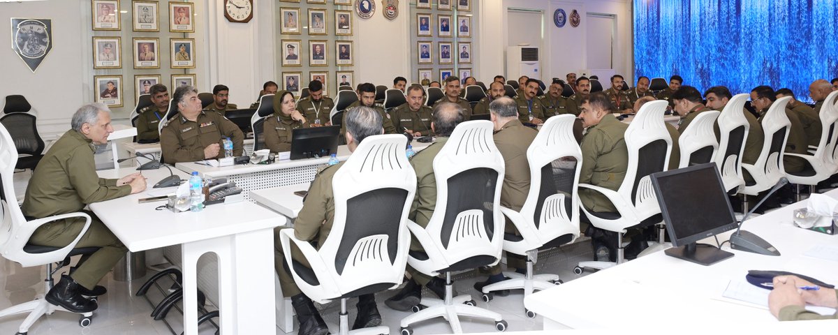 آئی جی پنجاب ڈاکٹر عثمان انورکی زیر صدارت لاہور سمیت صوبہ بھر کے ریڈرز کا اجلاس،
اجلاس میں ایڈیشنل آئی جی پنجاب، ڈی آئی جی اسٹیبلشمنٹ ون، ڈی آئی جی اسٹیبلشمنٹ ٹو سمیت دیگر سینئر افسران کی شرکت۔ آئی جی پنجاب نے ریڈرز کی مجموعی کارکردگی کا جائزہ لیا اور پیپر لیس ورکنگ، کرائم ریکارڈ