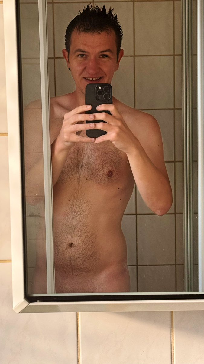 Erst mal geduscht. Jetzt kann der Tag richtig starten. 
Aber leider wieder niemanden gehabt, der mir den Rücken einseift 🤷🏻‍♂️