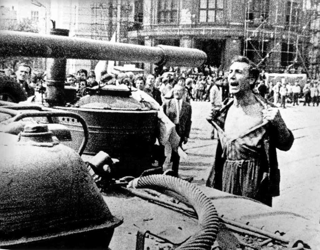MarekEstok_SK's tweet photo. Today I honour  the bravery of those who on August 21 #1968 stood for freedom, when the hopes of #PragueSpring were brutally crushed by the invasion of Warsaw Pact forces. This tragic chapter reminds us of the fragility of freedom and the courage of those who stood in its defence https://t.co/gBflCUennx