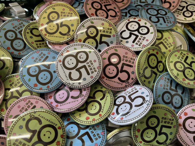 6月から全社員が着けている 85周年ヘッドマーク型缶バッジ