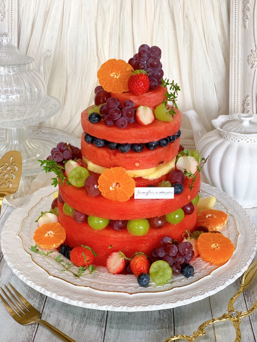 果物大好き17歳長男のお誕生日ケーキ🎂

果物だけで作りました🍉🫐🍊🍇🍓