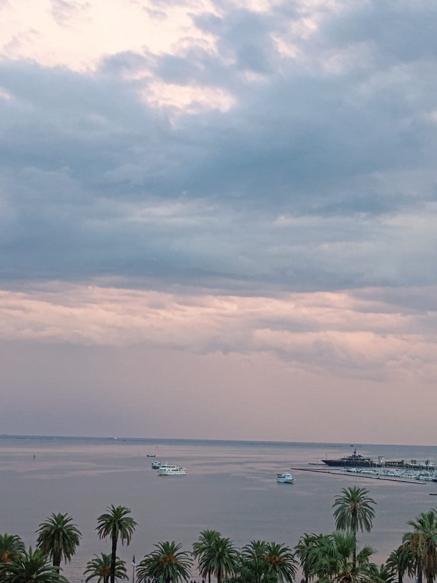 <a href="/Margaeta1/">💙MARGAETA💙</a> Buon giovedì a te, Margaret, bagnato di pioggia e fresco. . . 👍❤️🥰🏞️🏖️☕🥐🌧️🫶🌹dalla finestra dell' ufficio di mio figlio