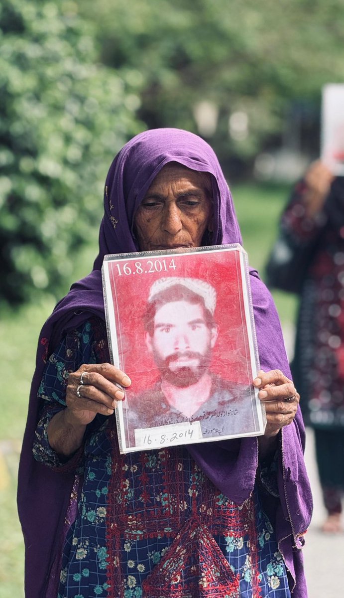 durchain_baloch's tweet photo. منی اھد ءِ ھمک مات ءَ بگند ئے تو تَہ  سرپد بئے
کہ سالونکی مراداں بچّے ءِ بیگواھی چنچو تورناک اِنت !

#EndEnforcedDisappearances 
#ReleaseBYCLeaders 
#StopBalochGenocide https://t.co/9CGdqYleR0