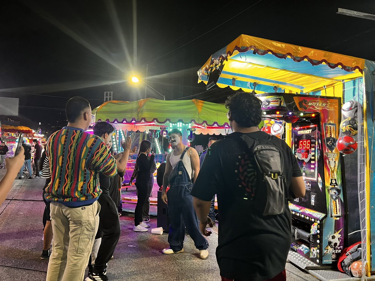 Amando como las personas siguen haciendo el trend de chicuarotes. 

Esto en las fiestas de San Bernardo en Mezquitan.