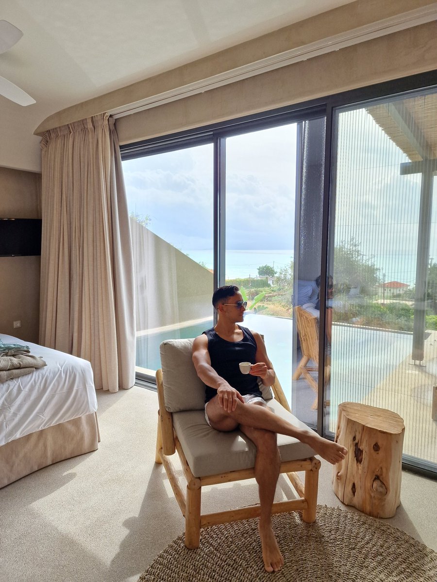 _breakingbeds's tweet image. That morning I sat having a coffee but he was looking at me. I gave permission and came to my feet. Slow morning with coffee.