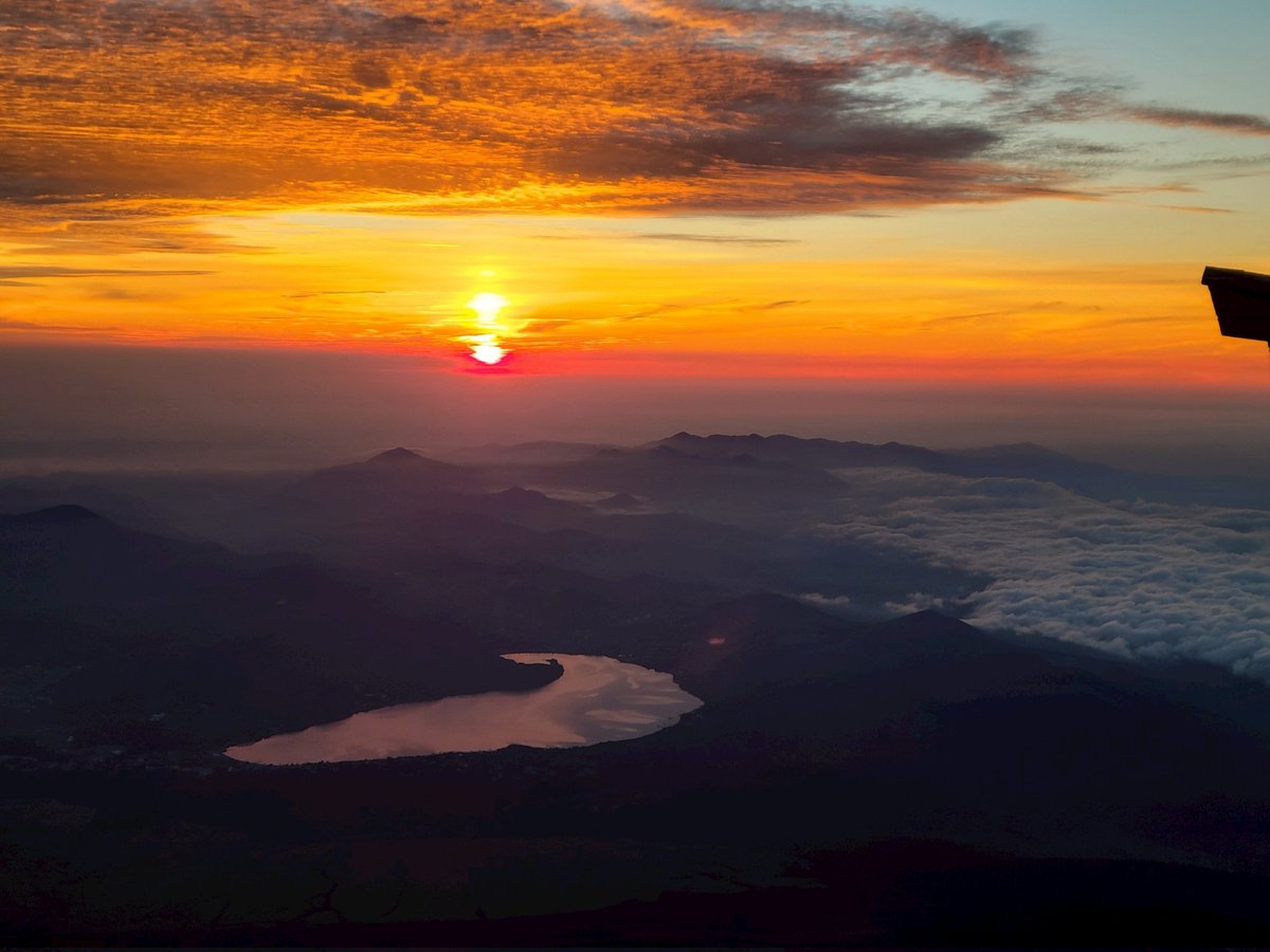 shapestream's tweet photo. 富士山　ご来光 https://t.co/iAEwFizMep