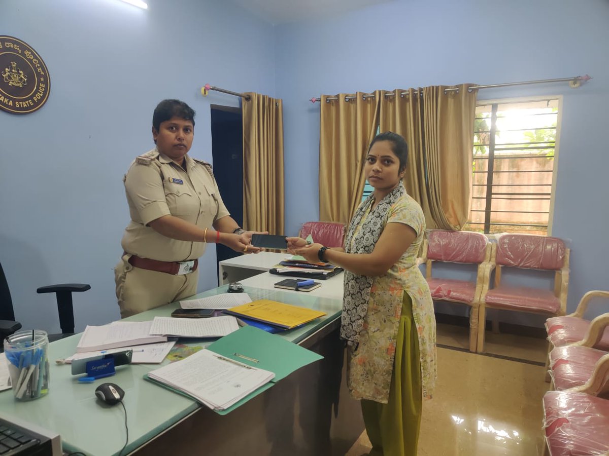 SPTumkur's tweet photo. ನಮ್ಮ ತುಮಕೂರು ಜಿಲ್ಲೆಯ ಪೊಲೀಸ್ ಠಾಣಾ ವ್ಯಾಪ್ತಿಗಳಲ್ಲಿ ಕಳೆದು ಹೋಗಿದ್ದ #BadavanaHalliPS #ChelurPS #NEPS #PattanayakanaHalliPS ನ ತಲಾ 01 ಮೊಬೈಲ್ ಫೋನನ್ನು #CEIR ಪೋರ್ಟಲ್ ಮೂಲಕ ಪತ್ತೆ ಮಾಡಿ ವಾರಸುದಾರರಿಗೆ ಹಿಂದಿರುಗಿಸಲಾಗಿರುತ್ತದೆ.
#TumakuruDistrictPolice
#LostMobileTraced #CEIRPortal
@venkatashok https://t.co/HWTljNtQjl