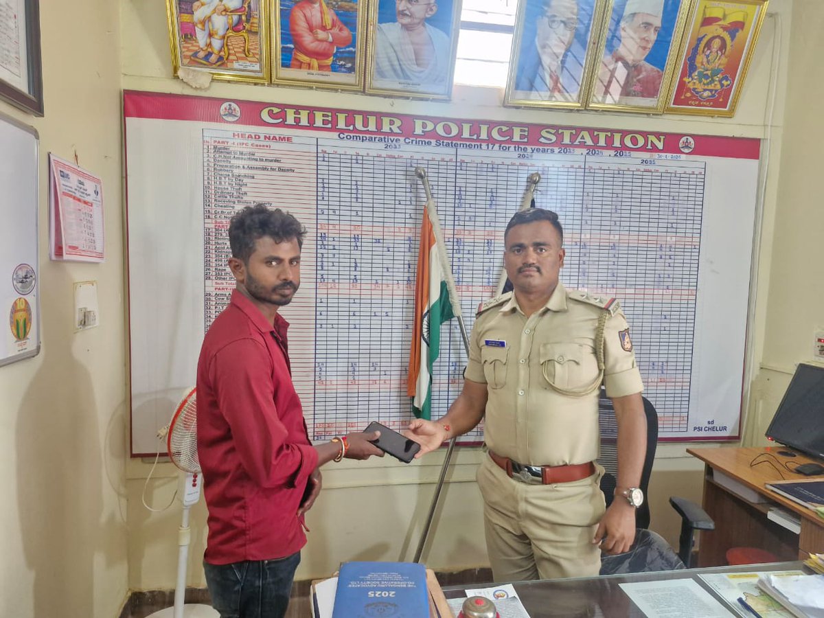 SPTumkur's tweet photo. ನಮ್ಮ ತುಮಕೂರು ಜಿಲ್ಲೆಯ ಪೊಲೀಸ್ ಠಾಣಾ ವ್ಯಾಪ್ತಿಗಳಲ್ಲಿ ಕಳೆದು ಹೋಗಿದ್ದ #BadavanaHalliPS #ChelurPS #NEPS #PattanayakanaHalliPS ನ ತಲಾ 01 ಮೊಬೈಲ್ ಫೋನನ್ನು #CEIR ಪೋರ್ಟಲ್ ಮೂಲಕ ಪತ್ತೆ ಮಾಡಿ ವಾರಸುದಾರರಿಗೆ ಹಿಂದಿರುಗಿಸಲಾಗಿರುತ್ತದೆ.
#TumakuruDistrictPolice
#LostMobileTraced #CEIRPortal
@venkatashok https://t.co/HWTljNtQjl