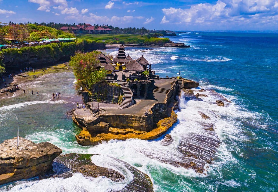 wisataapp's tweet photo. Kunjungan wisatawan ke Tanah Lot turun 10% awal 2025. Pengelola siapkan strategi baru agar turis kembali ramai. https://t.co/XXgvFKLBhw