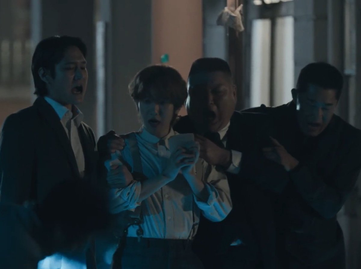 이 조합 왤케 웃김 고경표 강호동 김동현 등치 존니 커서 키 합치면 6m될 것 같은데 젤 쪼끄만한 애 붙들고