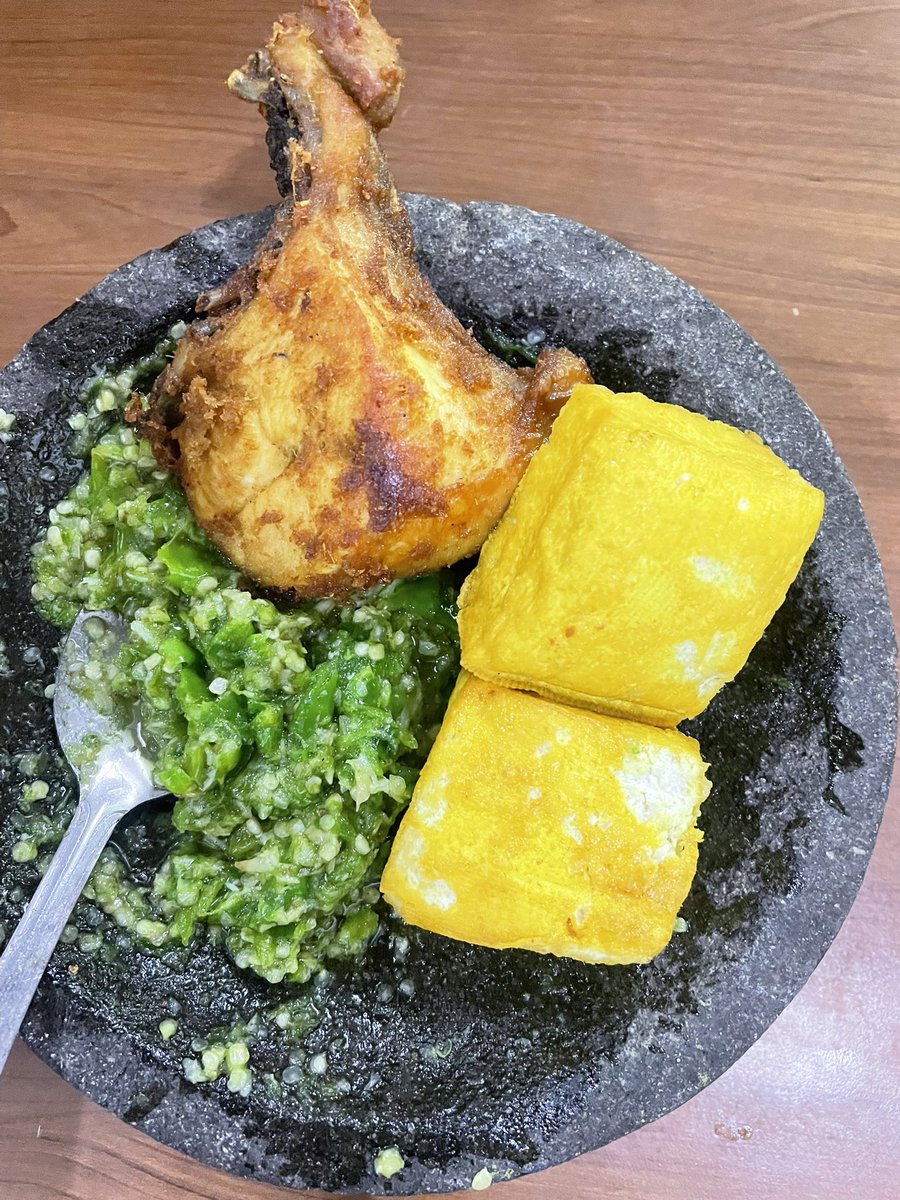 BbyPinkeupinkeu's tweet photo. finally today im back cooking again๐ฅณ
hari ini bikin tumis jamur kemangi sama ayam penyet sambel ijo๐คค
sapa maaauu?! ๐ #cookingforlunch https://t.co/TDofZuJCBk