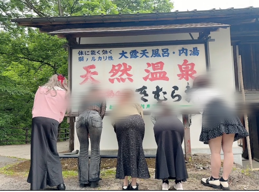女の子5人で男の人30人以上と混浴