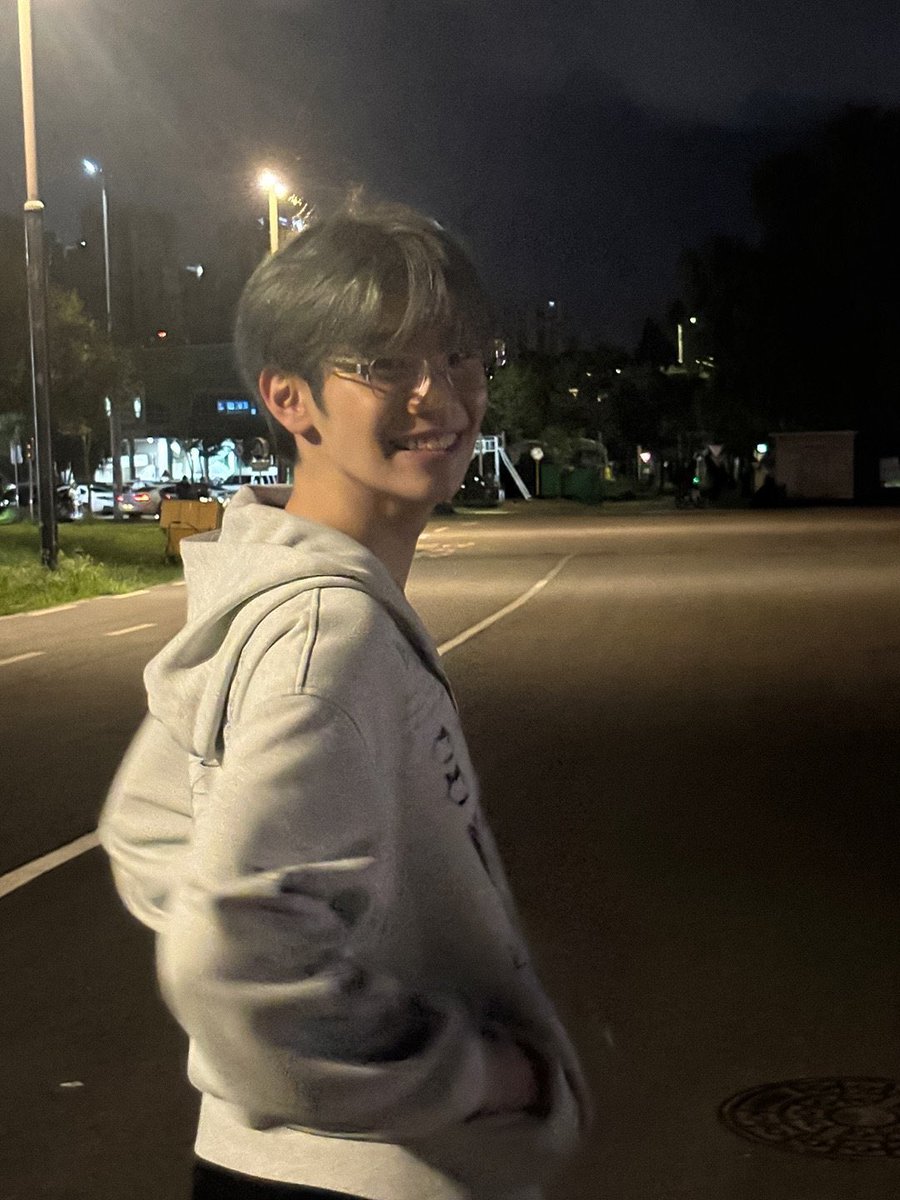 taeraezero's tweet photo. HE REALLY GOT THE PRETTIEST SMILE IN EXISTENCE 😭😭😭😭😭😭 https://t.co/3isLukAPvi