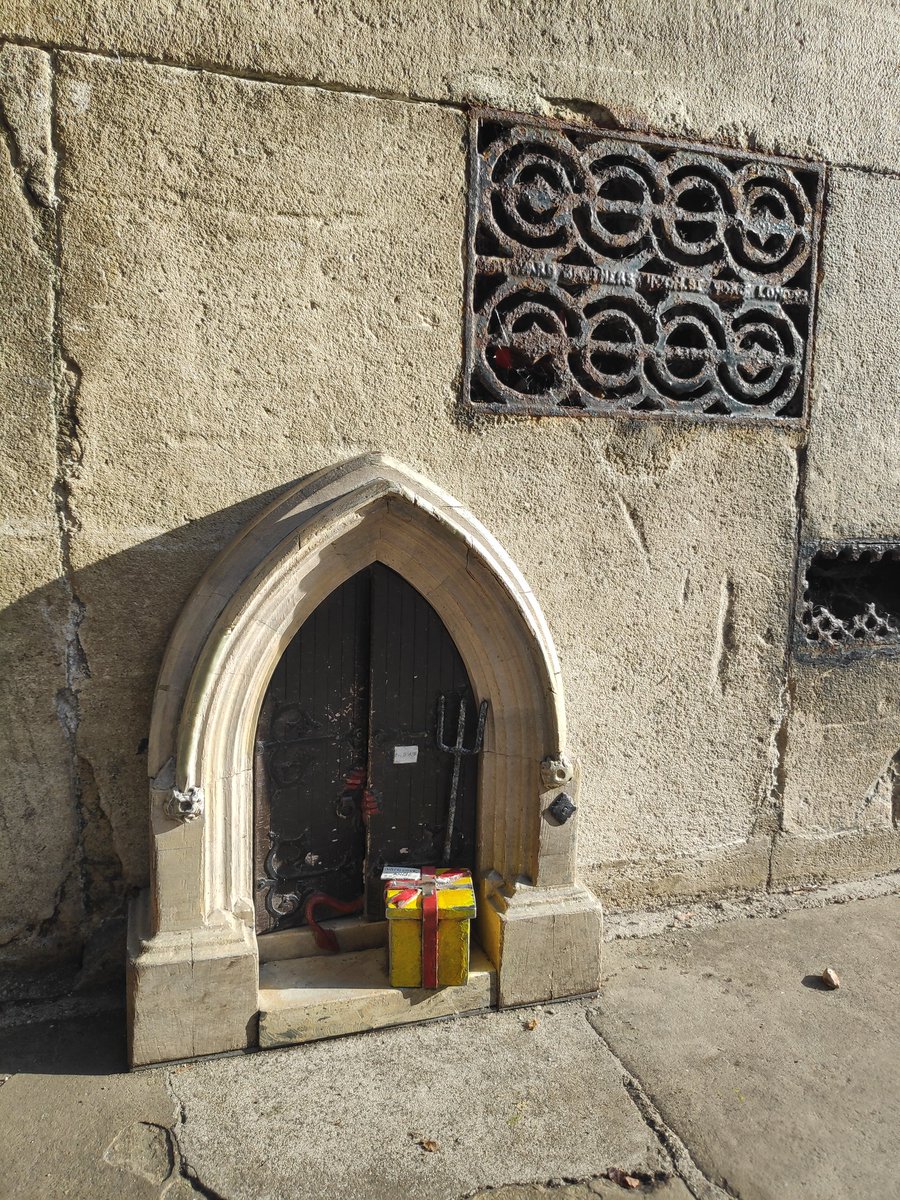 A fancy iron air brick with bonus dinky door (part of an art trail in Cambridge)

#ironworkthursday
#AdoorableThursday