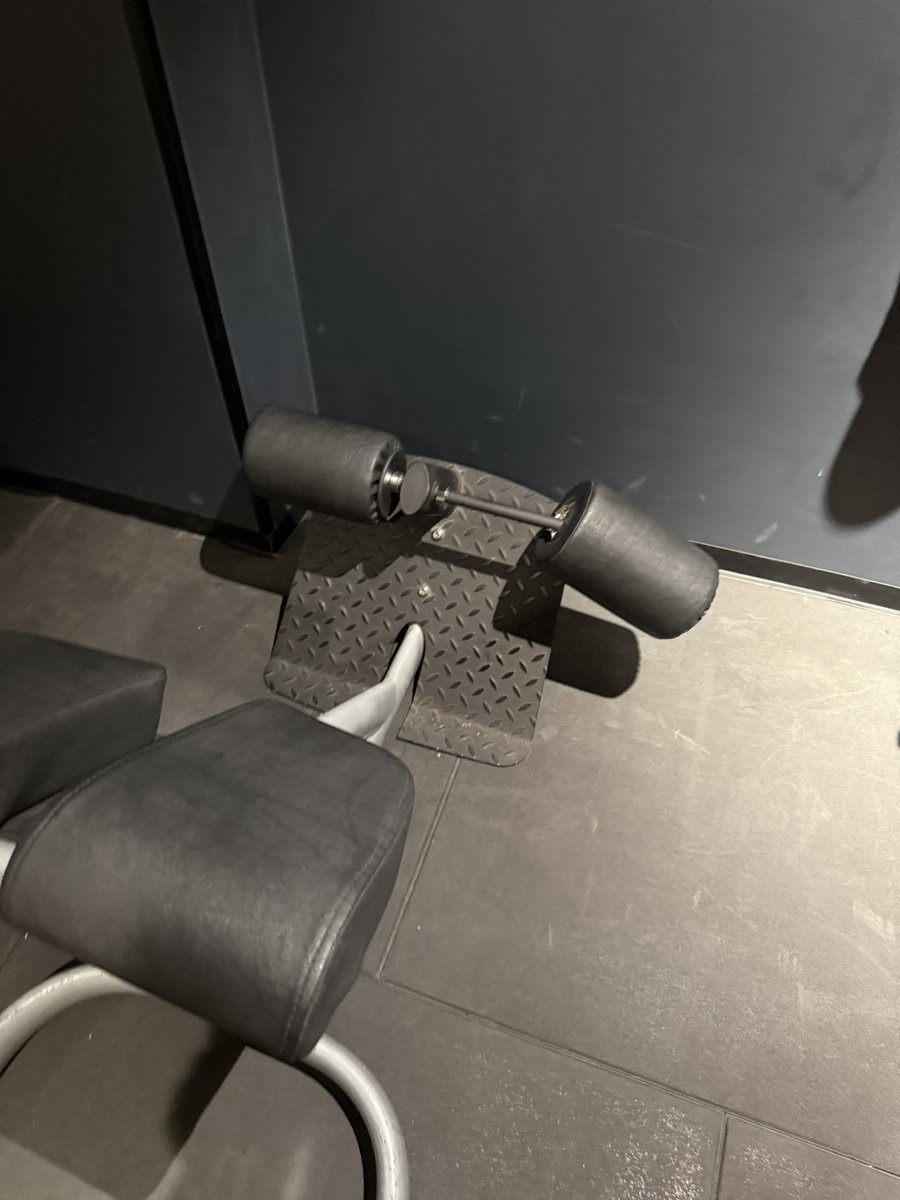 maikdeboer's tweet photo. Un pequeño repaso a Basic Fit Barcelona Universitat……. ¡Un montón de equipamiento deportivo obsoleto y roto durante todo el verano! https://t.co/fjKQvMD0M4