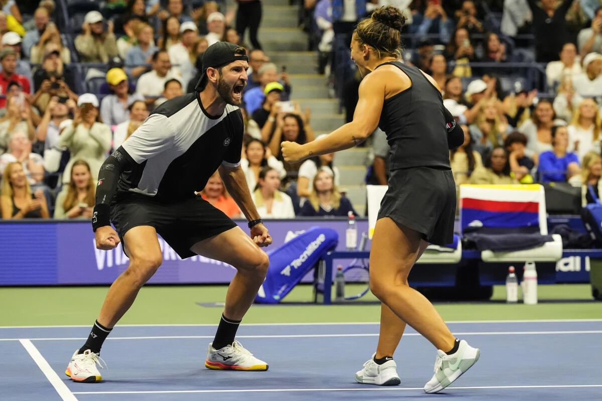 sabripillot's tweet photo. #SaraErrani: "Dedico questa vittoria a tutte le coppie di doppio (misto) che non hanno potuto partecipare".
Sara Errani e #AndreaVavassori hanno dimostrato che non basta far giocare insieme giocatori che sono al top in singolare.
La coppia è altro
#USOpen2025 #usopenmixeddoubles https://t.co/WZTK8ulFTI