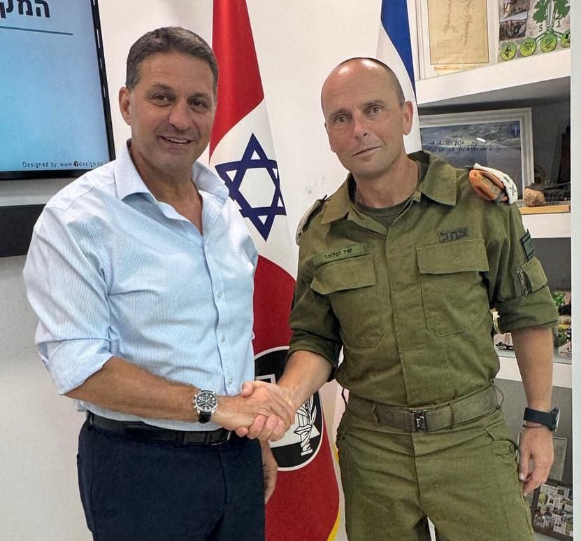 נפגשתי השבוע עם מפקד פיקוד העורף החדש האלוף שי קלפר. 

יש לשלטון המקומי ולפיקוד העורף ממשקי עבודה רבים בשגרה ובחירום. במהלך המלחמה כולה ובפרט במבצע ״עם כלביא״ ראינו עד כמה קריטי התיאום בין הגופים, ואנו נמשיך להעמיק ולחזק את שיתוף הפעולה למען כלל אזרחי ישראל. 
האלוף קלפר, בהצלחה!