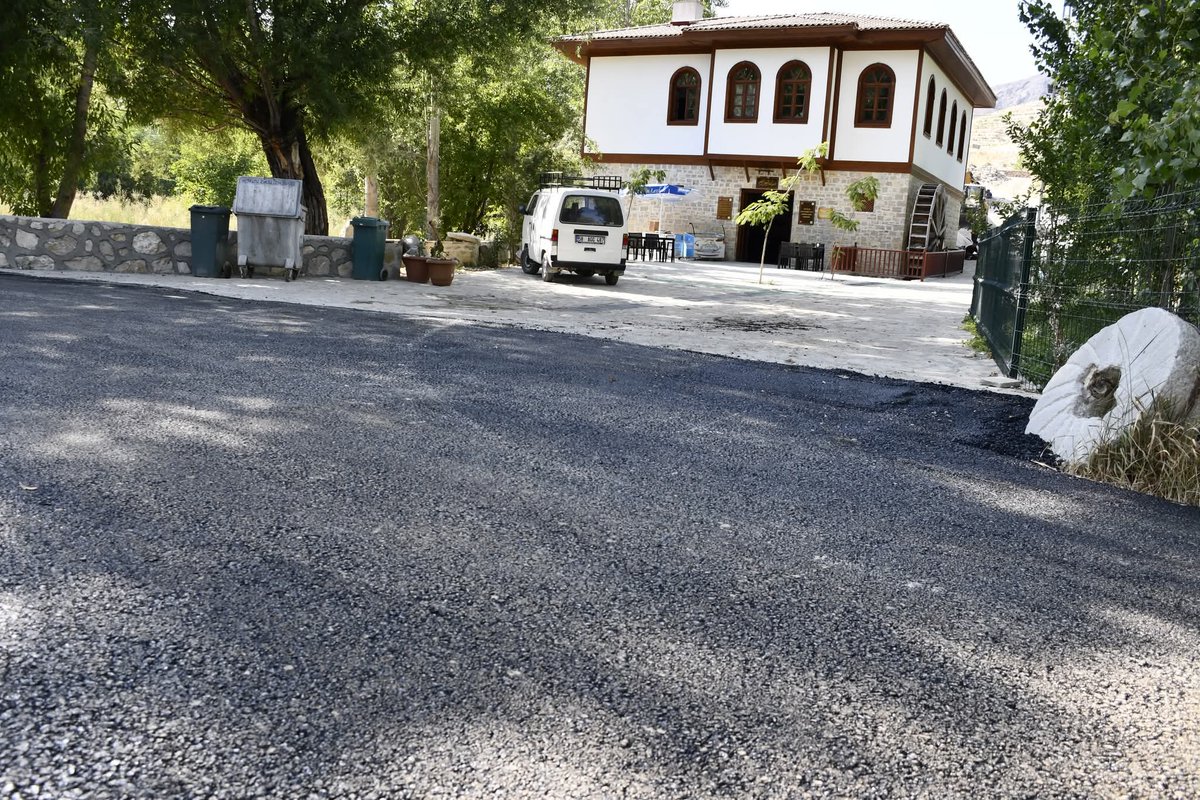 NamiCiftci's tweet photo. BAŞKAN ÇİFTÇİ: ”ULAŞIM AĞIMIZI HER GEÇEN GÜN GÜÇLENDİRİYORUZ”

Ulaşımda konforu sağlamak adına çalışma yürüten Gürün Belediyesi’nin asfaltlama çalışmaları Suçatı Çörten ve Gökpınar Mahallelerinde devam ediyor. 
https://t.co/3erdCxx2Cz https://t.co/YUg3qDG18w
