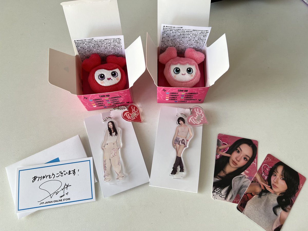 chiro_de's tweet photo. ランダムグッズ、推し運強すぎん、、、🍑🍓？？？
あと、今回の1万円トレカって順番バラバラ？？？
JYPショップカードもミナちゃんで、推し＋ミナちゃんに愛されたランダム開封でした☺️♥️

でも欲を言えば、1万円トレカのももりんほしい、、、🍑笑 https://t.co/3igtZqEC57