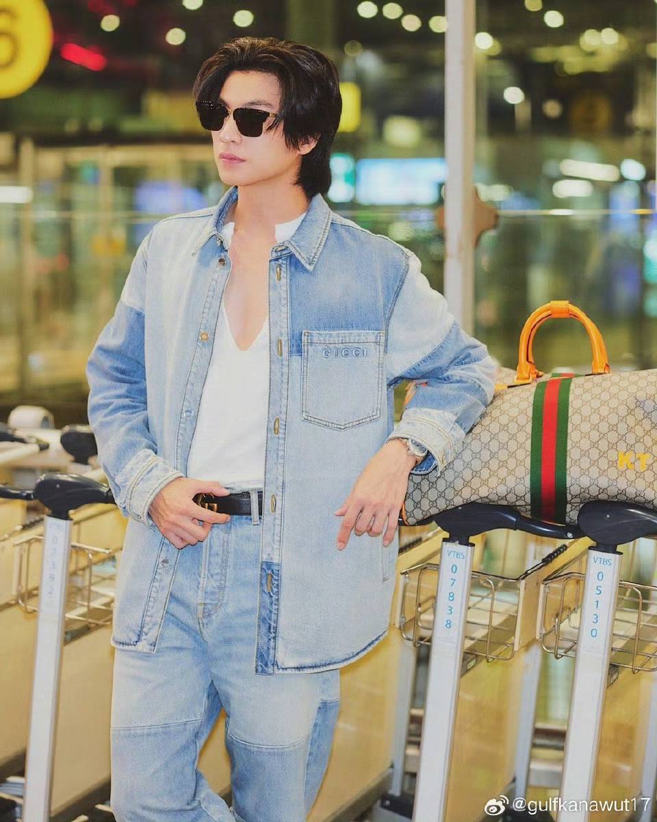 Gulfkanawutofc's tweet photo. Weibo update : gulfkanawut17

#Gucci
#GGMonogram
#GulfKanawut​
#GulfBAGucci https://t.co/JZIfyWin6V