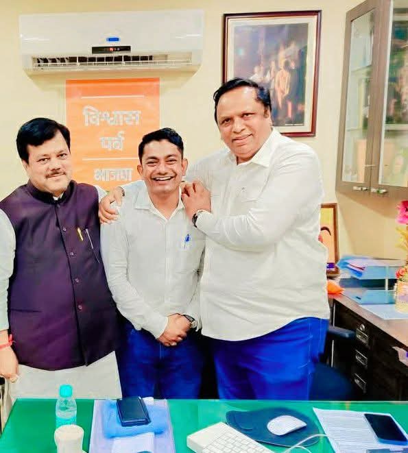 महाराष्ट्र राज्य सहकारी संघाच्या अध्यक्षपदी बिनविरोध निवड झाल्याबद्दल प्रवीणदादा दरेकर यांचे खूप खूप अभिनंदन🍁
सन्माननीय महाराष्ट्र राज्याचे माहिती व तंत्रज्ञान  कॅबिनेट मंत्री आशिषजी शेलार व प्रविणदादा दरेकर यांच्या सोबतची गोड आठवण❤️
आपला -
सुरज पाटील चौधरी ( वाशिम)