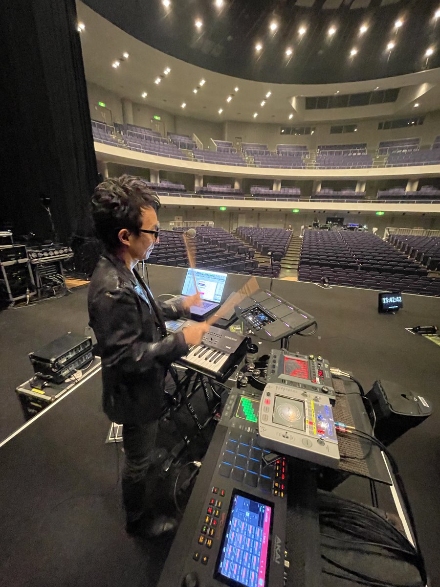 AKAI_JP's tweet image. 布袋寅泰 GUITARHYTHM Ⅷ TOURにて🔥
プログラマー岸利至さんのセットにMPC LIVE2‼️
@tko1017 

#AKAI #MPC #MPCLIVE2