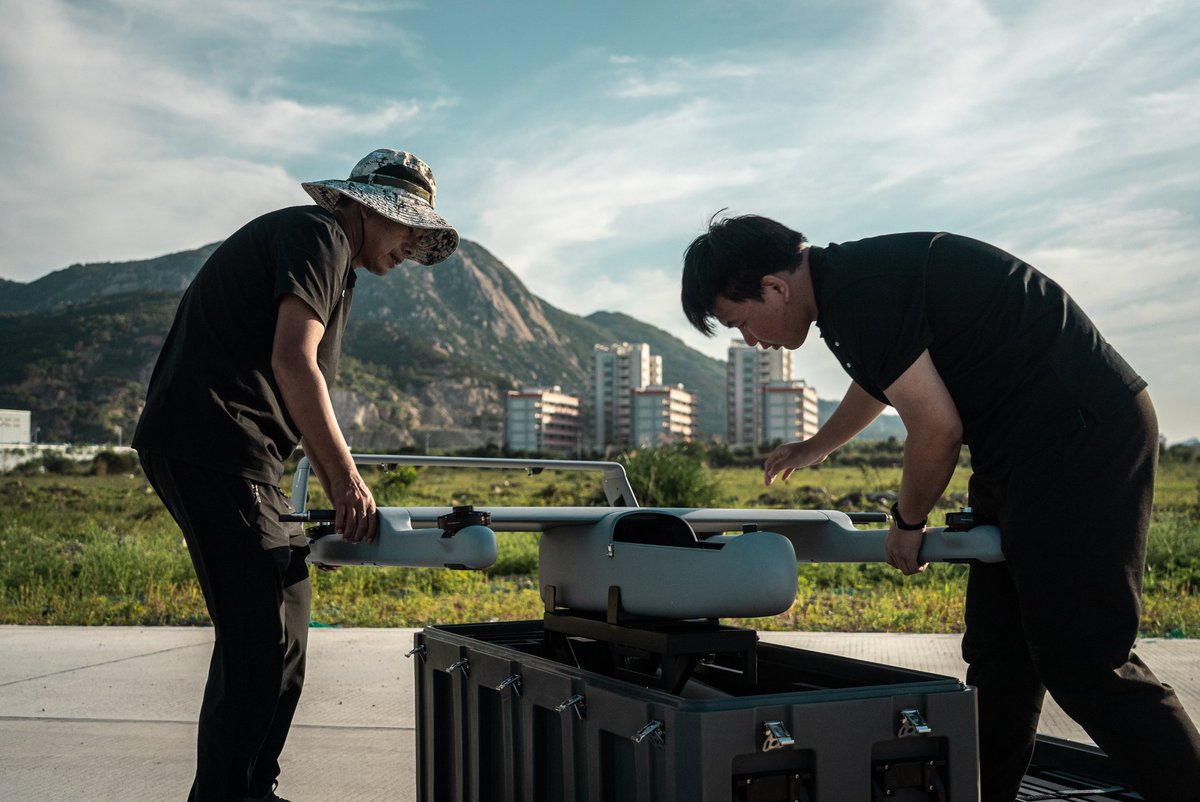 🧰 EV350 TRANSPORT CASE: Your Drone's Mobile Fortress!
✓ Battle-Proof: Rotomolded shell → Water/Dust/Impact RESISTANT
✓ Roll Anywhere: Integrated wheels + Custom EVA foam interior
✓ Mission-Ready: Removable EVA work platform &amp; Quick-Deploy antenna mast (3m+ range boost!)✨