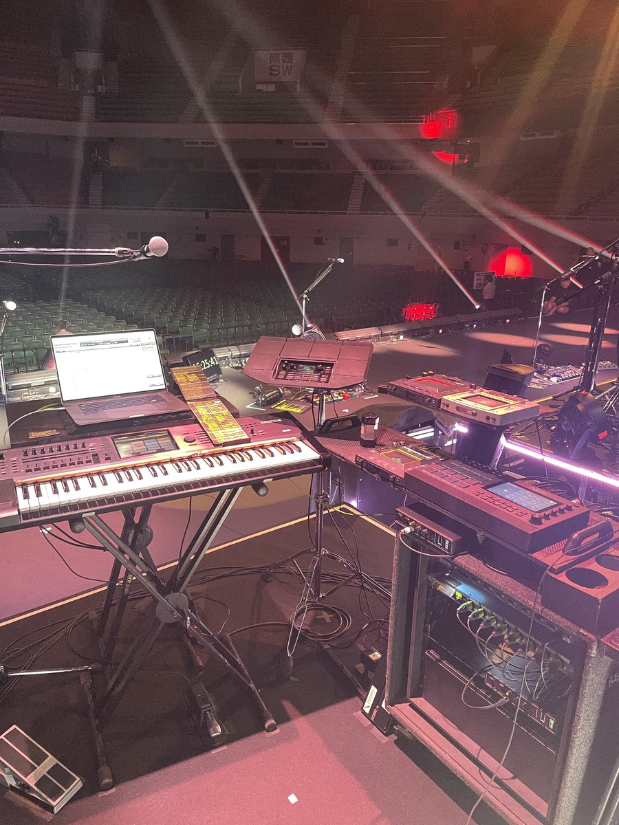 AKAI_JP's tweet image. 布袋寅泰 GUITARHYTHM Ⅷ TOURにて🔥
プログラマー岸利至さんのセットにMPC LIVE2‼️
@tko1017 

#AKAI #MPC #MPCLIVE2