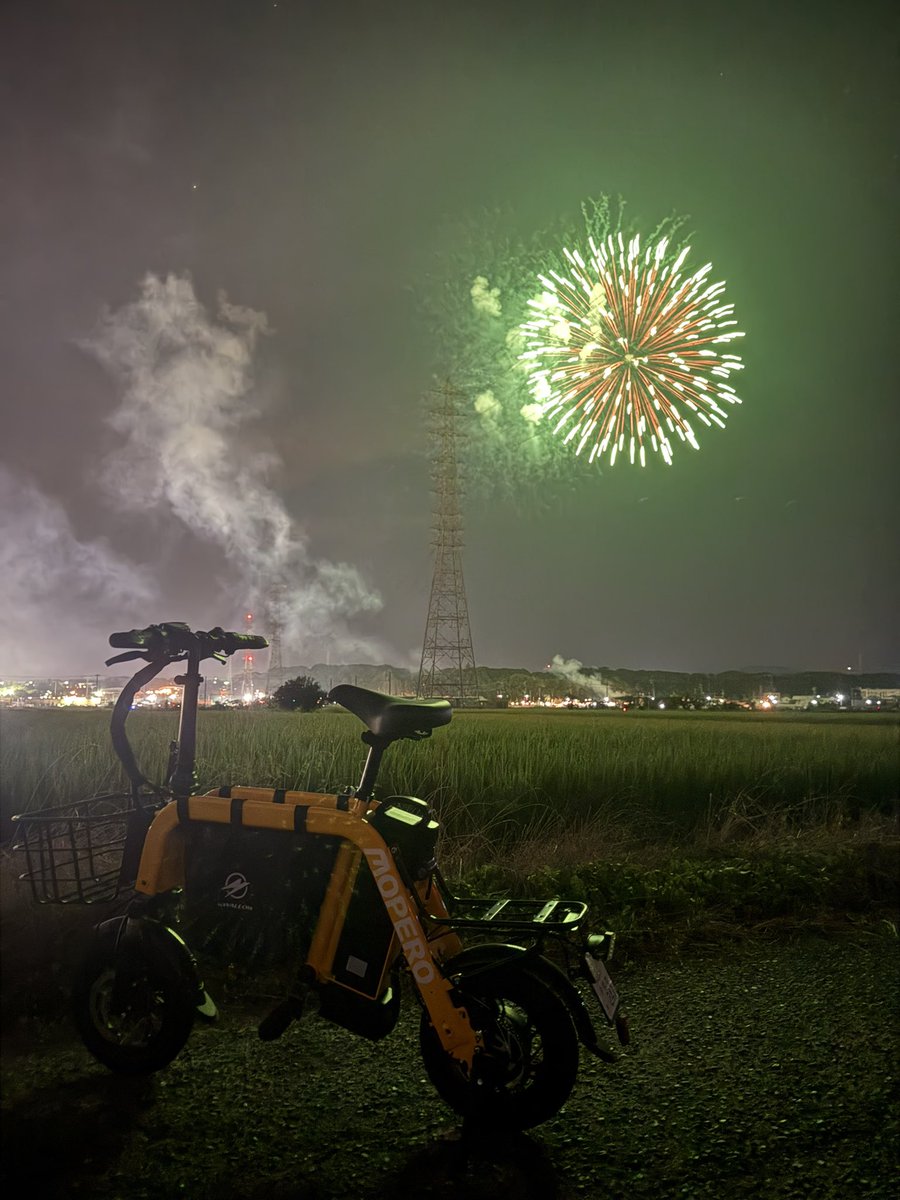 モペロと花火
モペロのいいところは特定小型原付なので
交通法規的には自転車と同様に扱われるというところ。
zero9は原付だったので入れない場所があるのです。
#モペロ
#特定小型原付