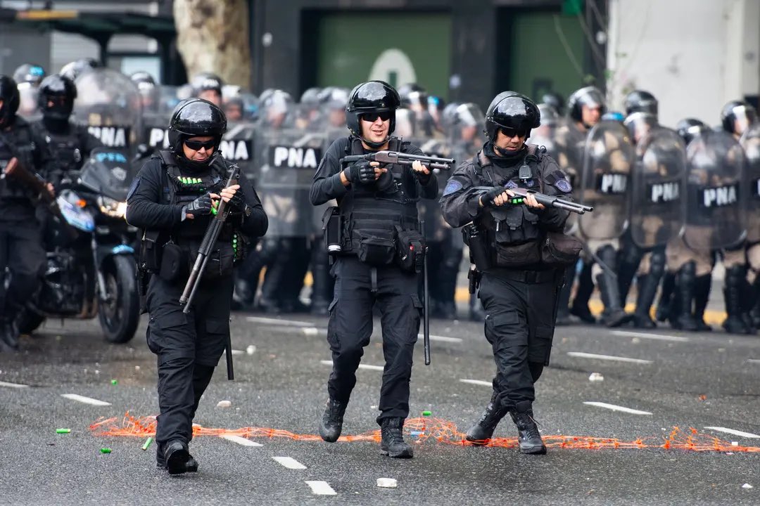 la policía cuando la barra pasa a la cancha con falopa y cuchillos // la policía cuando vos querés pasar con una MANTECA DE CACAO