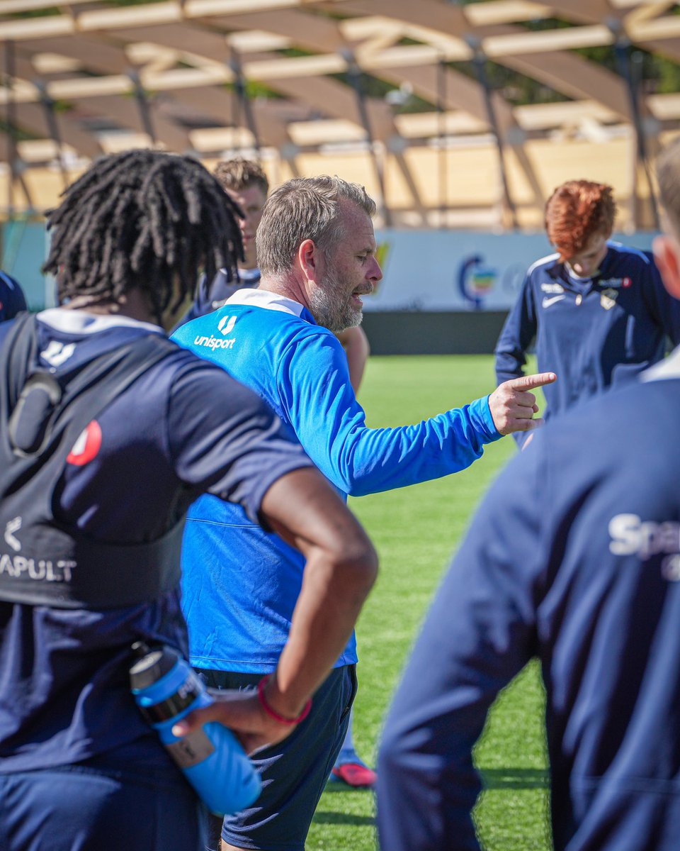 Stabaek's tweet photo. En aktiv Mikael Stahre på feltet og forberedelsene til lørdagens kamp mot Ranheim er godt i gang💬💪🏼

@StabaekSupport setter opp buss til kampen, og mobiliserer studenter og andre utflyttere i Trondheim🤝🏻🚌 https://t.co/bjHwSINPFQ