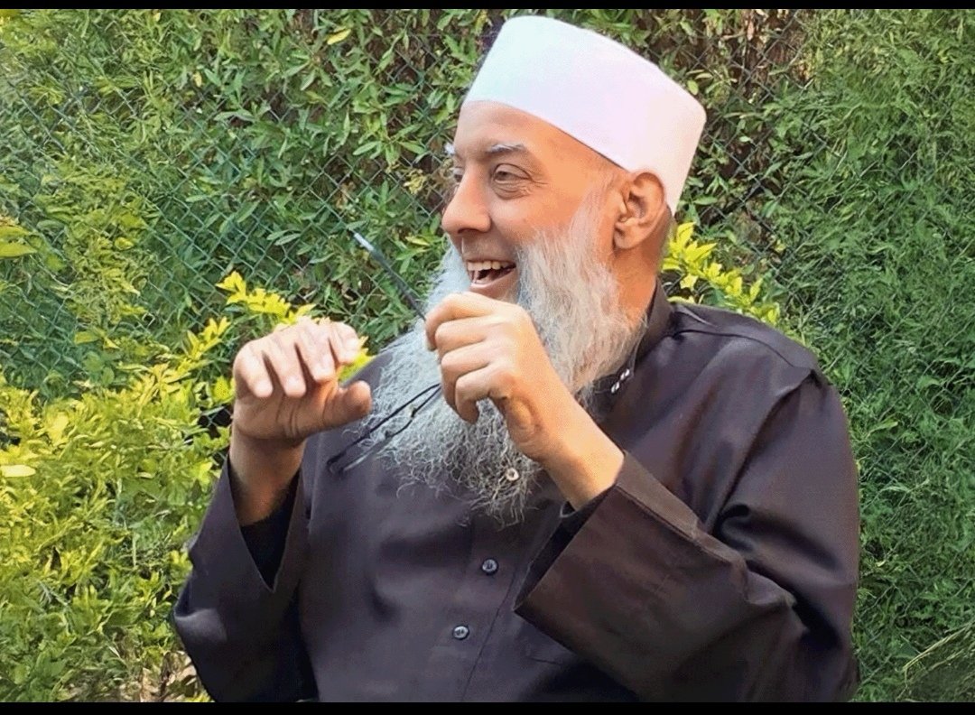 ثلاثة تشرق الدنيا بطلعتهم
شمس الضحى وابو إسحاق والقمرُ

رحم الله الشيخ الحويني الذي قال
( حماس جماعة سنية لا إشكال فيها)