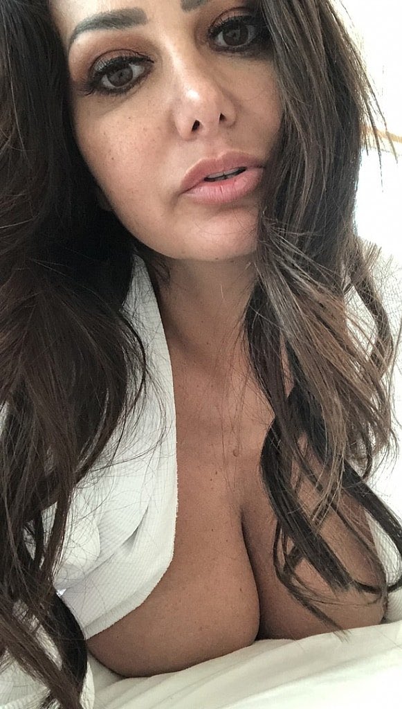 lilly63057's tweet photo. would you kiss my inner thigh? be honest https://t.co/aEi6XO9kEL