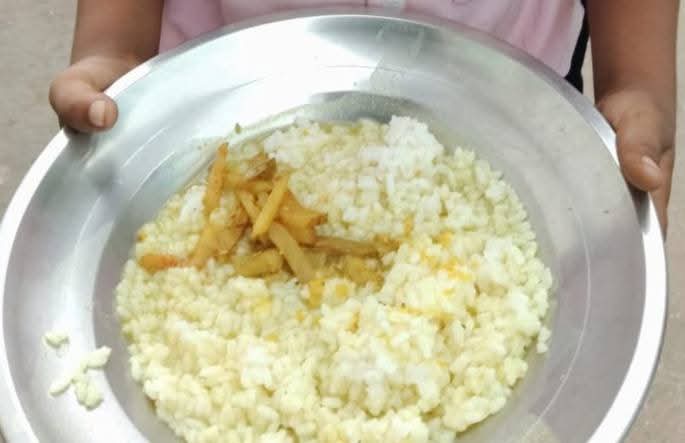 Jasimjassi8's tweet photo. #उत्क्रमित #उच्च #विद्यालय #बरारी #कोलियरी के हेडमास्टर केशब रबिदास बहुत ही निरंकुश हो गया है। वह बच्चों के भोजन पर डाका डाल रहा है। खाना की क्वालिटी निहायत घटिया है। इससे अच्छा खाना तो जानवरों को मिलता है। संयोजिका तेतरी देवी भी 20 सालों से रसोईया के साथ साथ संयोजिका बनी हुई है। https://t.co/lKlMtBqeML