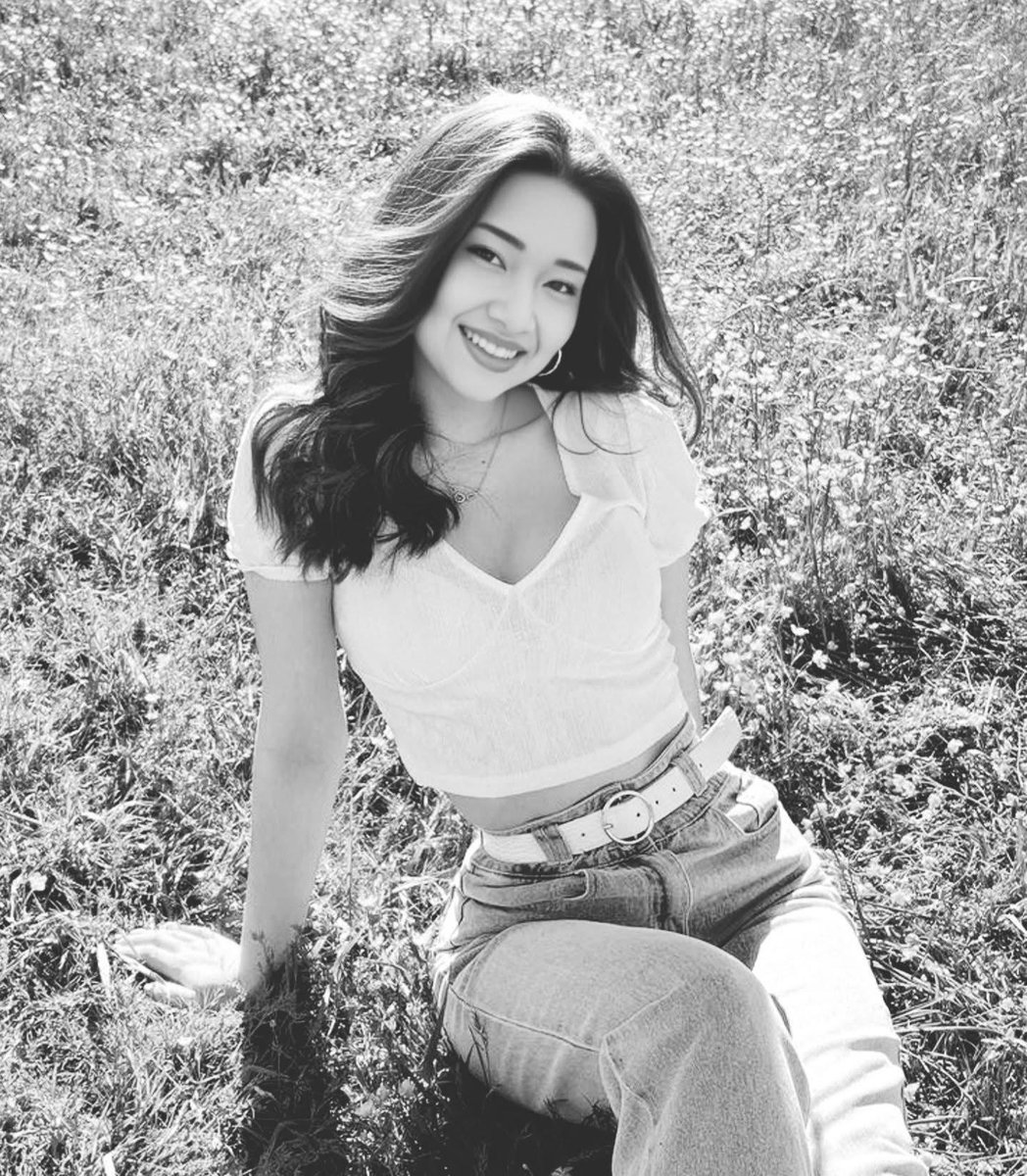 Хүчлэхгүй ээ бас хүлээхгүй 

Дасчихвал чамаас урвачихна гэж айгаад 
Дарж явдаг байхаа чи сэтгэлээ 
Дараагийн учрлууд ч адилхан гэж цөхрөөд 
Дандаа л өөртөө хатуурхдаг байхаа чи гаднаа 

ОЗаяа.