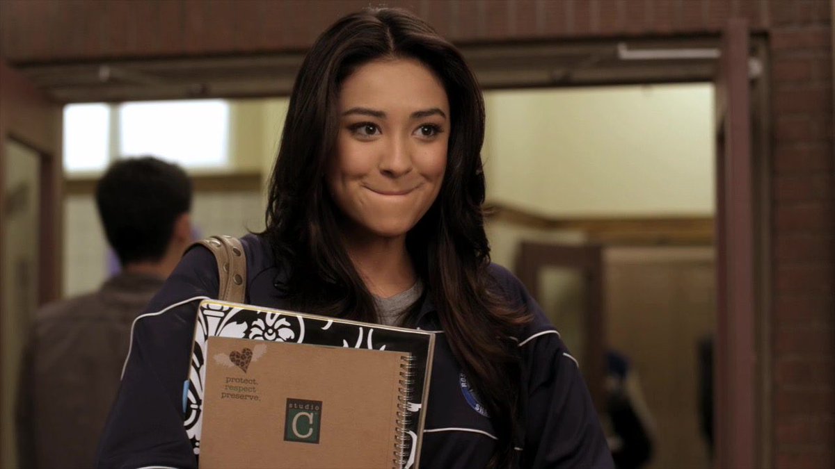 emily perdendo a bolsa da faculdade sempre vai ser top piores coisas mais triste que poderia acontecer com um personagem de pretty little liars.
