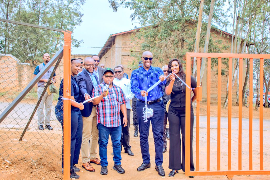 Ndagije__sam's tweet photo. 1/2
With visionary leadership, @RwandaEast’s @PudenceR officiated the launch of the 2nd state-of-the-art #MechanizationHub by @HeiferRwanda & @HelloTractor in @NyagatareDistr—unlocking smart farming solutions for smallholder farmers across Eastern Province.
@RwandaAgri✊🇷🇼 https://t.co/vMCoq7FTC1