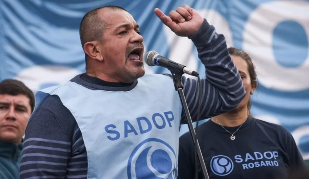 Martín Lucero de <a href="/sadoprosario/">SADOP Rosario</a>, sobre la paritaria: "El gobierno dice estar abierto al diálogo, pero la cerró por decreto. Nos piden que no interrumpamos las clases, que no tomemos a los chicos de rehenes. Hoy las aulas están llenas, pero el diálogo no existe".