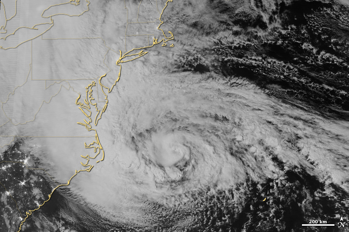 While not the same track or impacts at all, satellite similarities are quite eerie this AM. Current view of Hurricane #Erin left, and what Sandy looked like to the right. 👀 #NJwx #DEwx