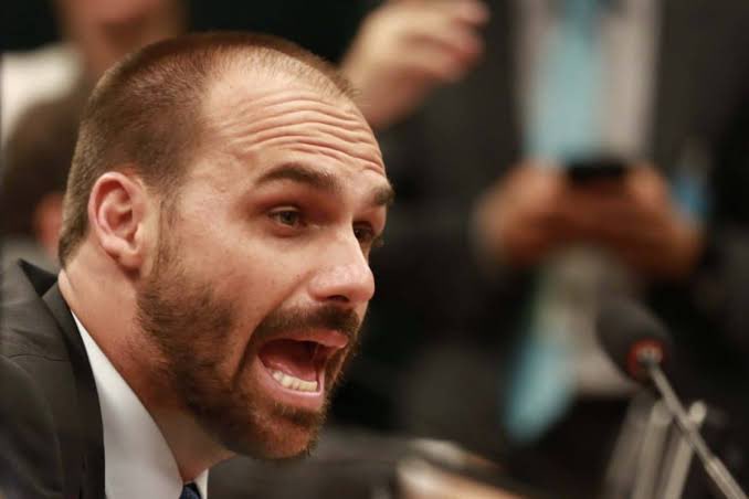 sensacionalista's tweet image. Lema do Bolsonarismo muda para: ‘Deus, Pátria e VTNC SEU INGRATO DO C***LHO’