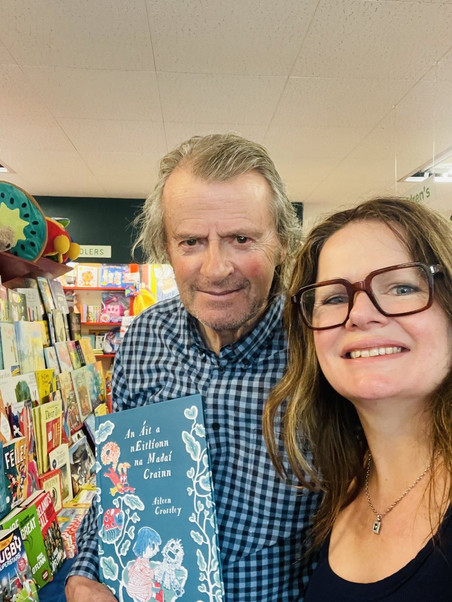 crossleyaileen's tweet photo. Who knew that my local bookshop would be my hardest ‘sell into’ yet! 😅 But once he held my picturebook, Joe melted. Then he took three… put it in the window beside @ashwinchacko , and got in a selfie. ❤️
@rathfarnhambook https://t.co/wDq7keD6vS