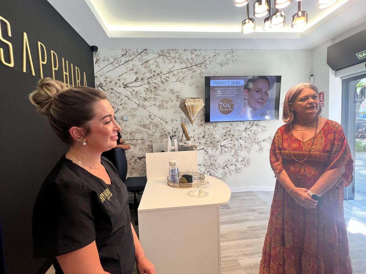La subdelegada del Gobierno en Cádiz, Blanca Flores, visitó Sapphira Prive Cádiz, un nuevo centro médico-estético impulsado por el Grupo Mundocom, tras su reciente inauguración.
La apertura de estas instalaciones refuerza la actividad empresarial y la creación de empleo 🌟