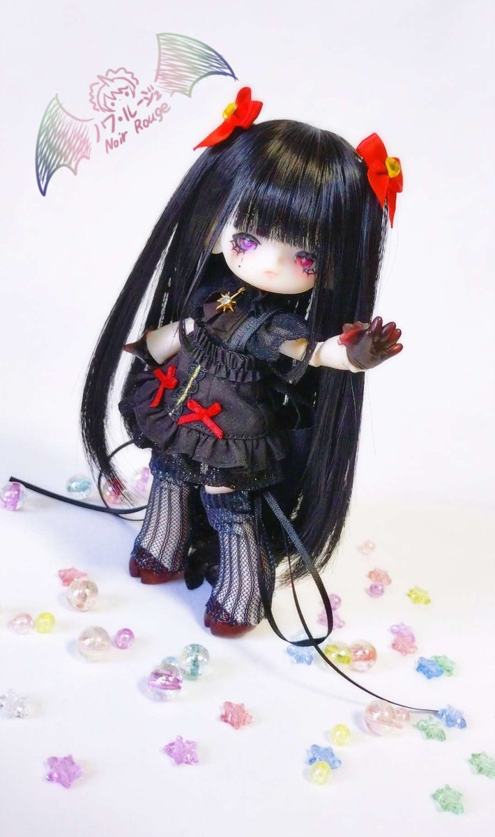 「待って……動かないで。この足元の光はね、願いを燃やし尽くした星の残り香。触れれば、あなたも夜の一部になるわ。」