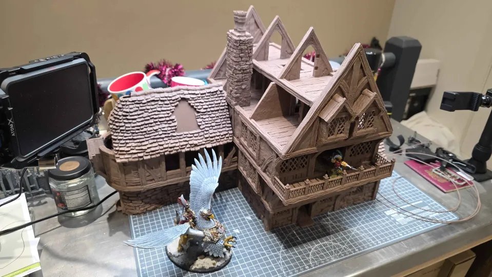 gloriousminis's tweet image. If you raided in from @BeyondTheBoxArt @_Peachy_Tips_ or @sunluofficial on Twitch yesterday evening, firstly thank you! Secondly, if you couldn't quite make out what was being printed, we now have a full attic for The Black Swan! Rooves are now being printed 

#3dprinted #terrain